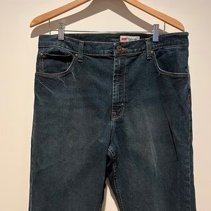 Wrangler straight fit jean 34 x 34. Clean line new. Classic jeans